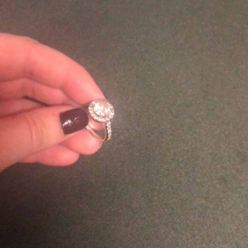 Engagement ring - Picture 3 of 3